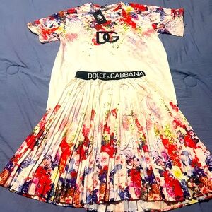 NWT Dolce and Gabbana 2 piece skirt set size large w Stretch. Floral